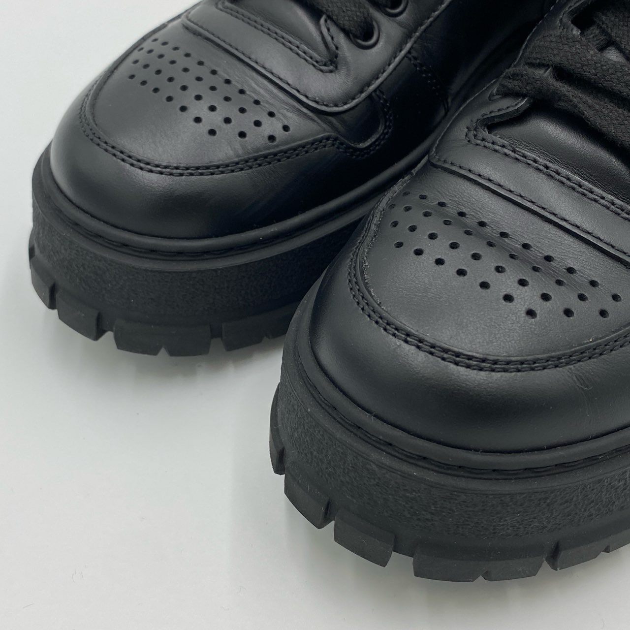 1h20《極美品》 PRADA プラダ レザースニーカー ローカット シューズ トライアングルロゴ 2EG452 サイズ7 ブラック レザー メンズk02i