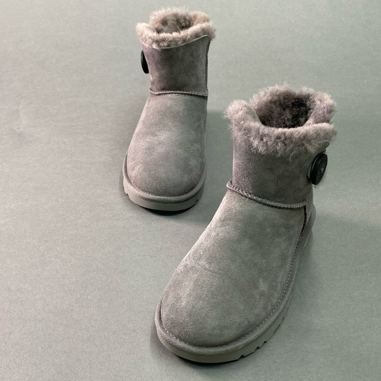5g24 《未使用》 UGG アグ W MINI BAILEY BUTTON 2 ムートンブーツ 1016422 22cm グレー スエードレザー シューズ 箱付き_