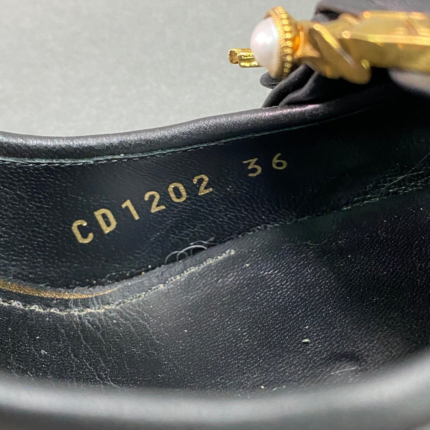 1g9 《美品》 DOLCE&GABBANA ドルチェアンドガッバーナ Pearl Devotion バックルパンプス 36 ブラック レザー ゴールド金具 シューズ D&G ドルガバ