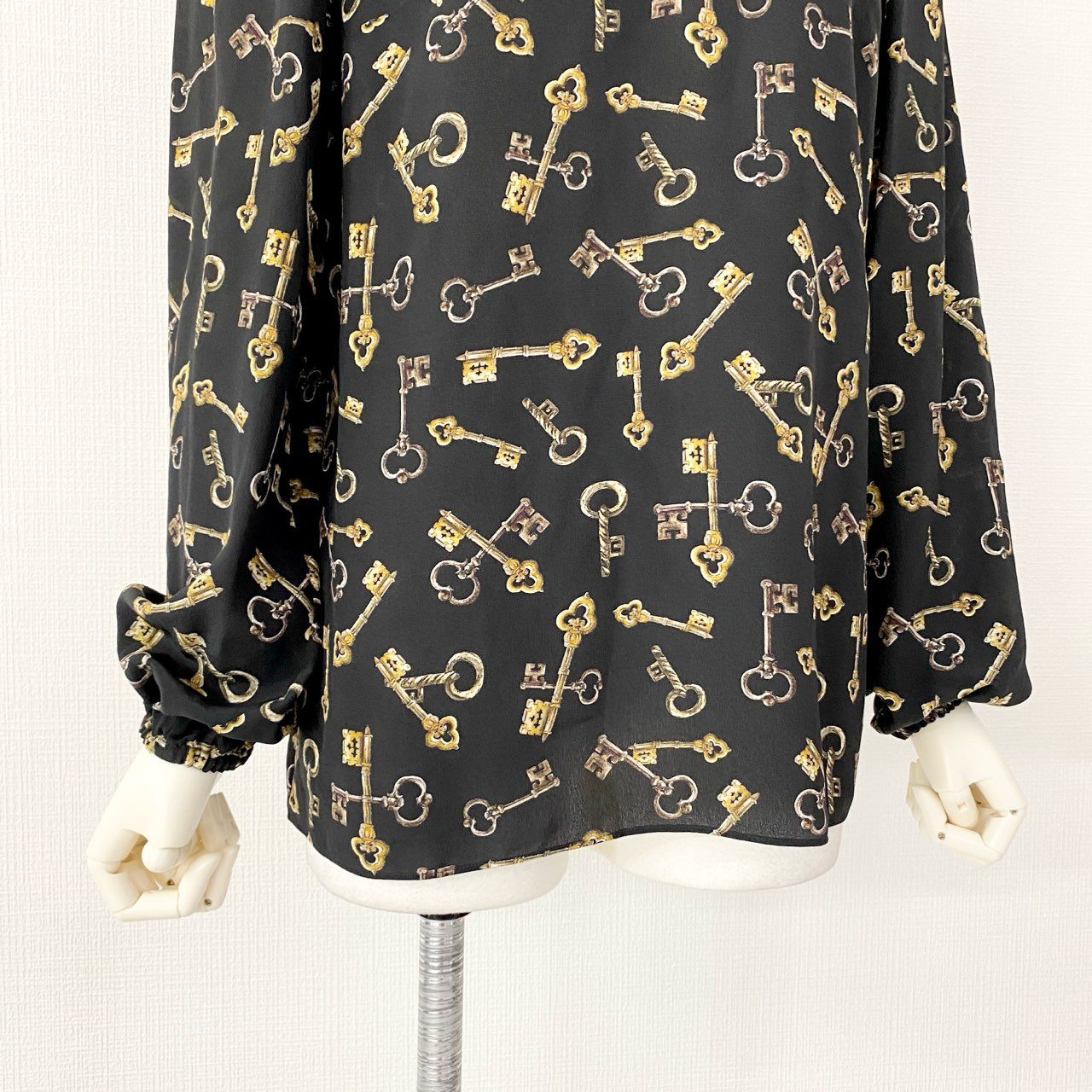 17f14 【美品】 DOLCE&GABBANA ドルチェ&ガッバーナ ボウタイ シルクブラウス 総柄ブラウス カギ キーデザイン サイズ40 ブラック シルク100% レディース