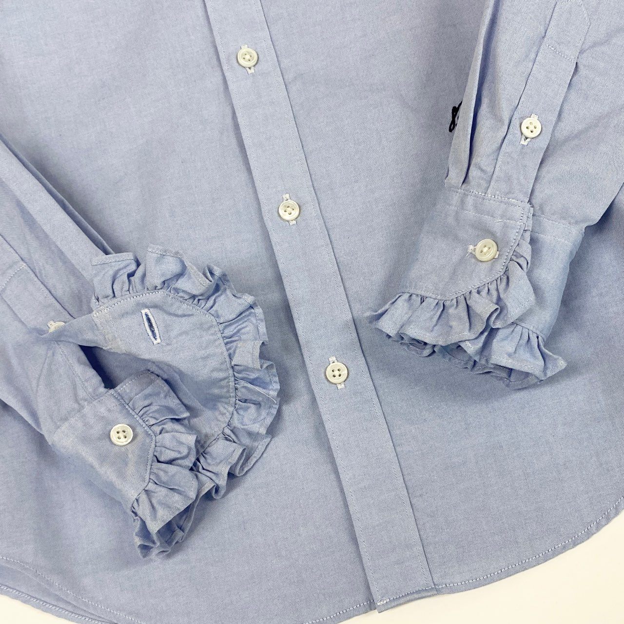 37a16 MADISON BLUE マディソンブルー ROUND COLLAR FRILL SH L.OX フリルシャツ ラウンドカラー 長袖シャツ ロングスリーブ ワンポイント刺繍 MB234-5002 01 Sサイズ ブルー コットン