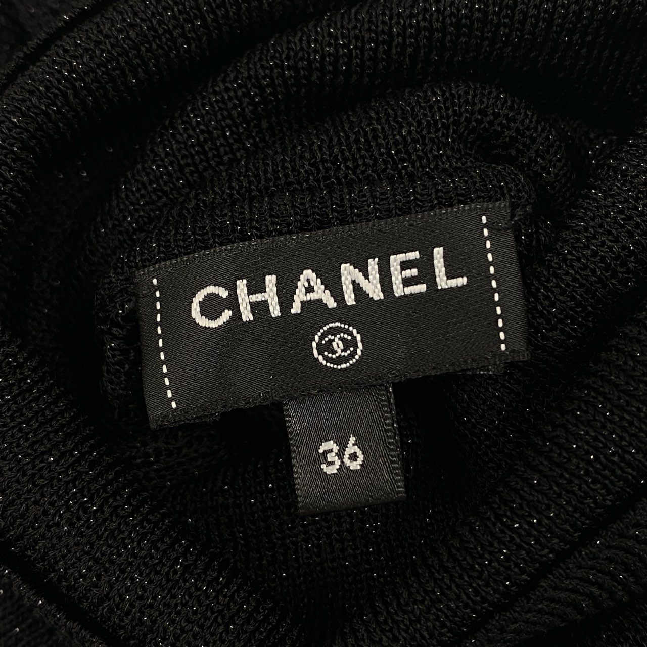 7f11 【美品】CHANEL シャネル 2023AW タートルネック ラメ入り 薄手ニット トップス ロゴプレート P75380K10834 サイズ36 ブラック レディース