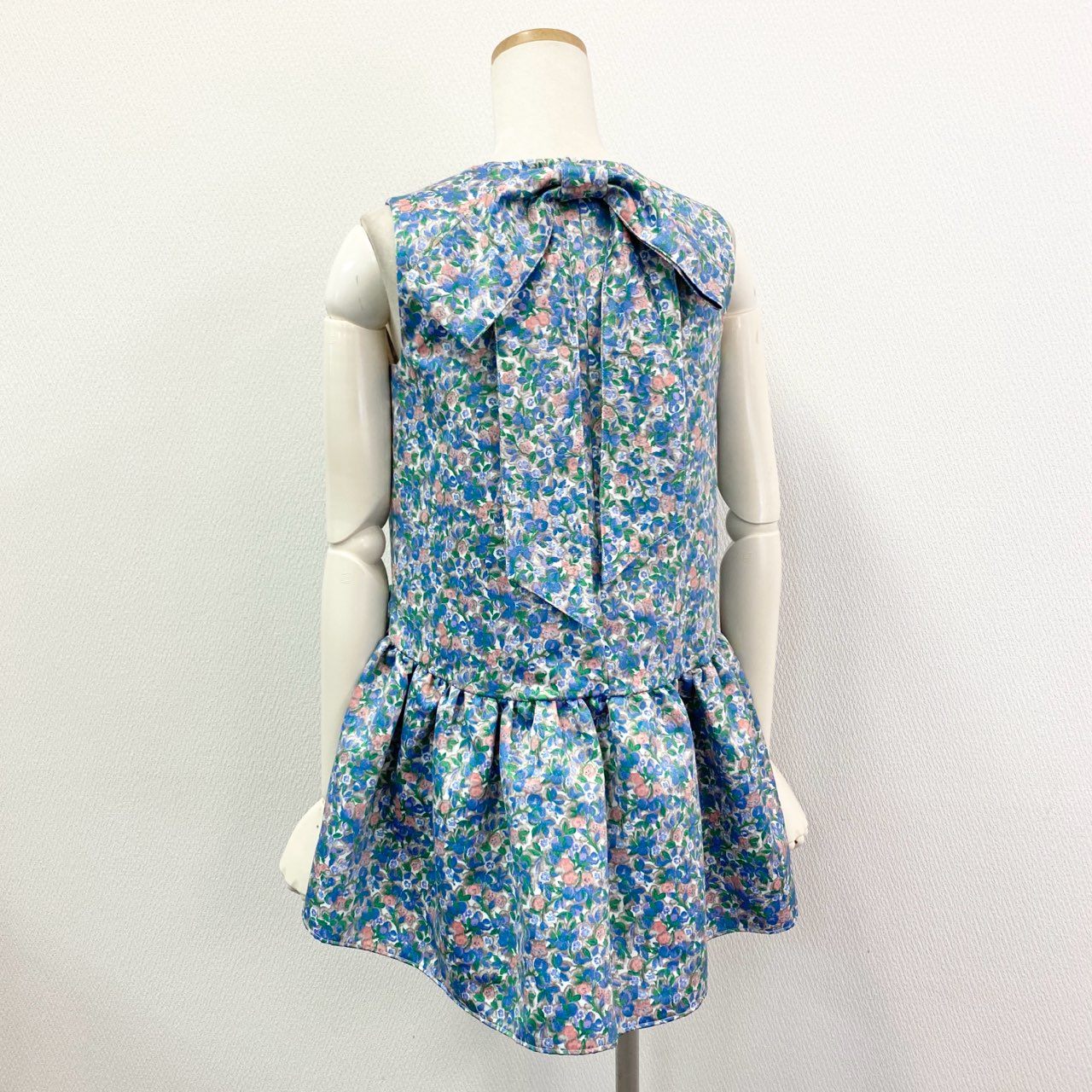 49k8 《タグ付》定価¥26,400 TSURU By MARIKO OIKAWA ツル バイ マリコオイカワ 23SS Matine リボン付 ペプラム F ブルー ノースリーブ チュニック 日本製