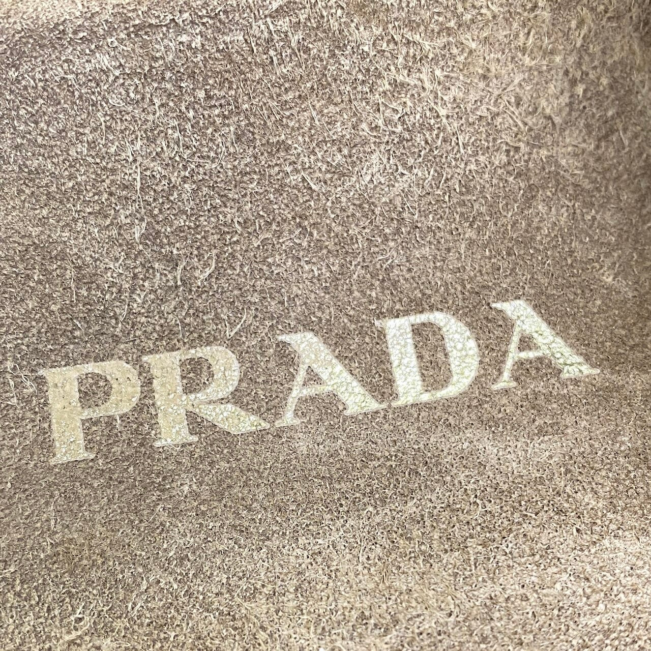 i2 PRADA プラダ 三角ロゴプレート スライドサンダル サイズ38 ベージュ ゴールド スエードレザー レディースk02i