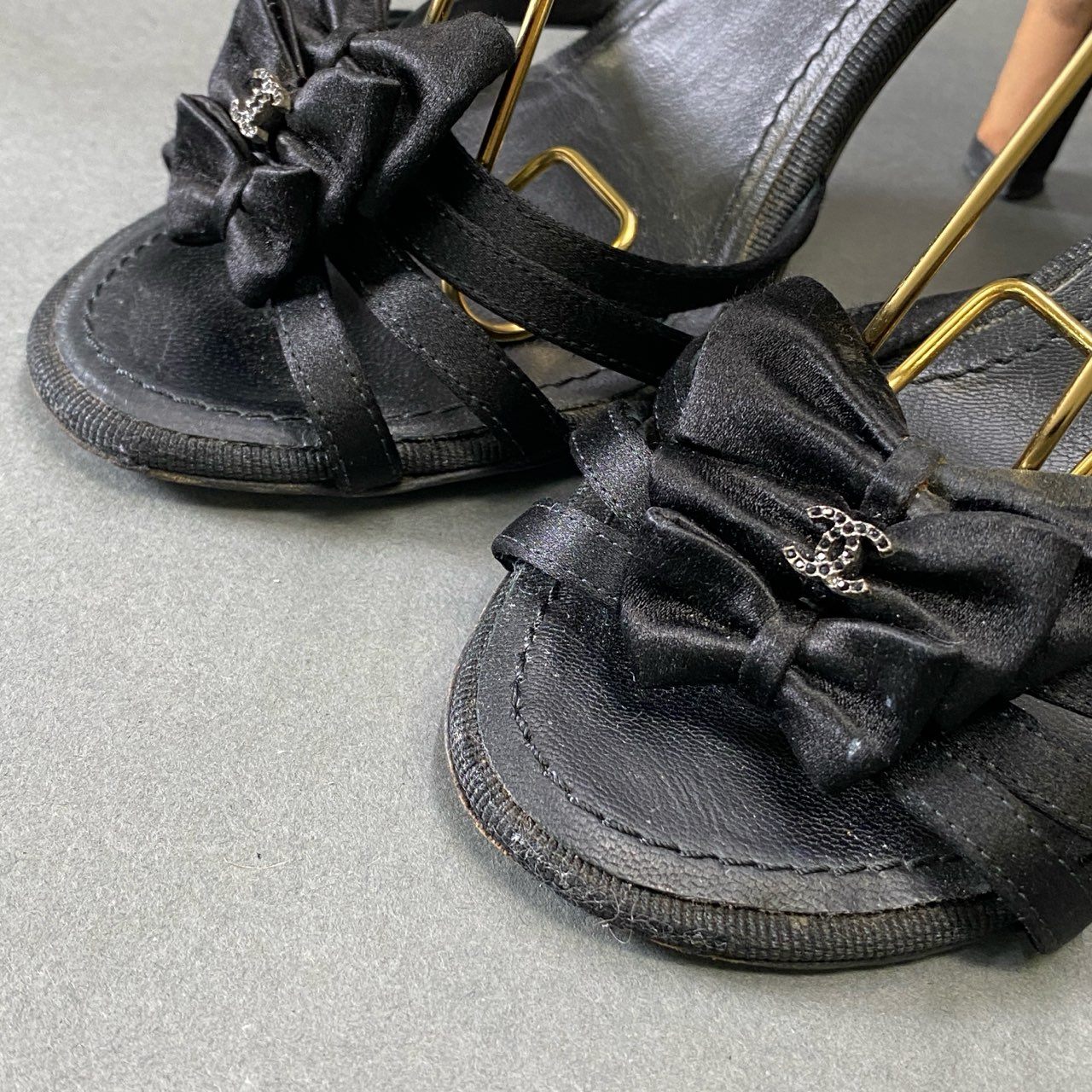 1g28 CHANEL シャネル ココマーク 3連リボン ヒールサンダル 37C ブラック サテン シューズ イタリア製