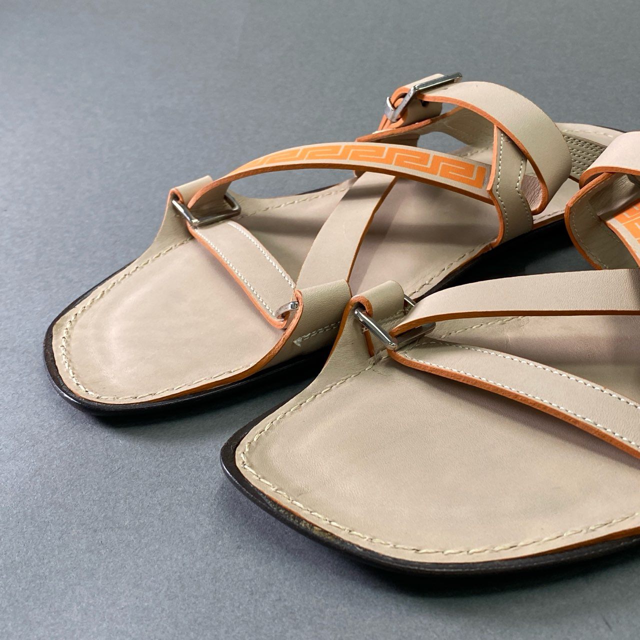7d16 《美品》 VERSACE ヴェルサーチ フラットレザーサンダル 41 ベージュ Leather シューズ イタリア製 夏