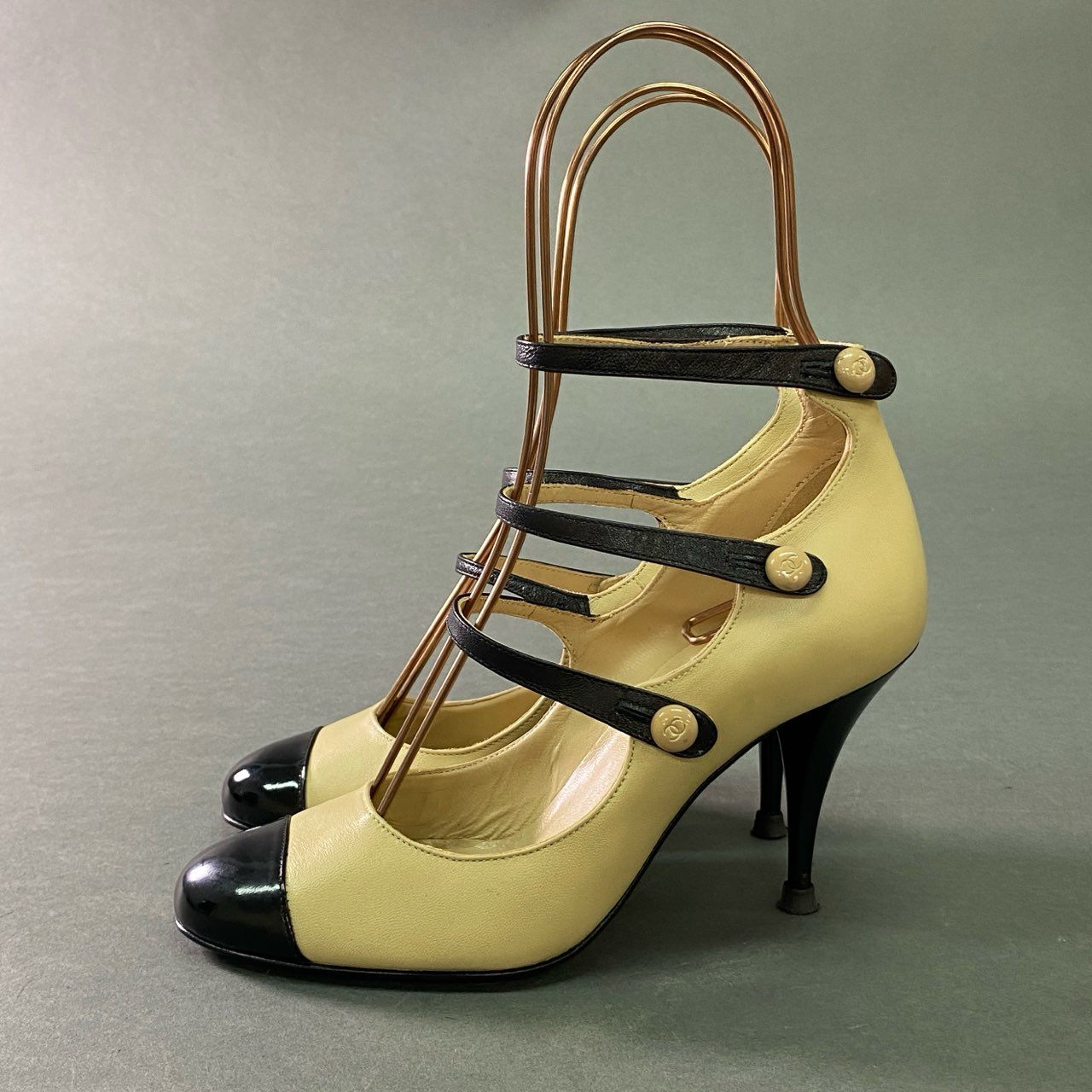 7b12 CHANEL シャネル トリプルストラップ ヒールパンプス 3連ベルト ピンヒール ハイヒール ココマーク バイカラー イタリア製 レディース 34 ベージュ ブラック レザー