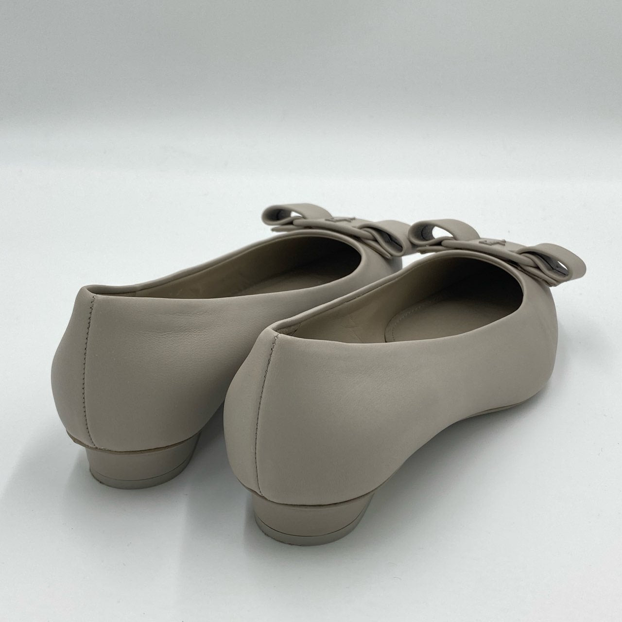 2i3 《極美品》 Salvatore Ferragamo サルヴァトーレフェラガモ VIVA フラットシューズ 7 1/2 ライトグレー レザー VARA ヴァラ バレエシューズt18r