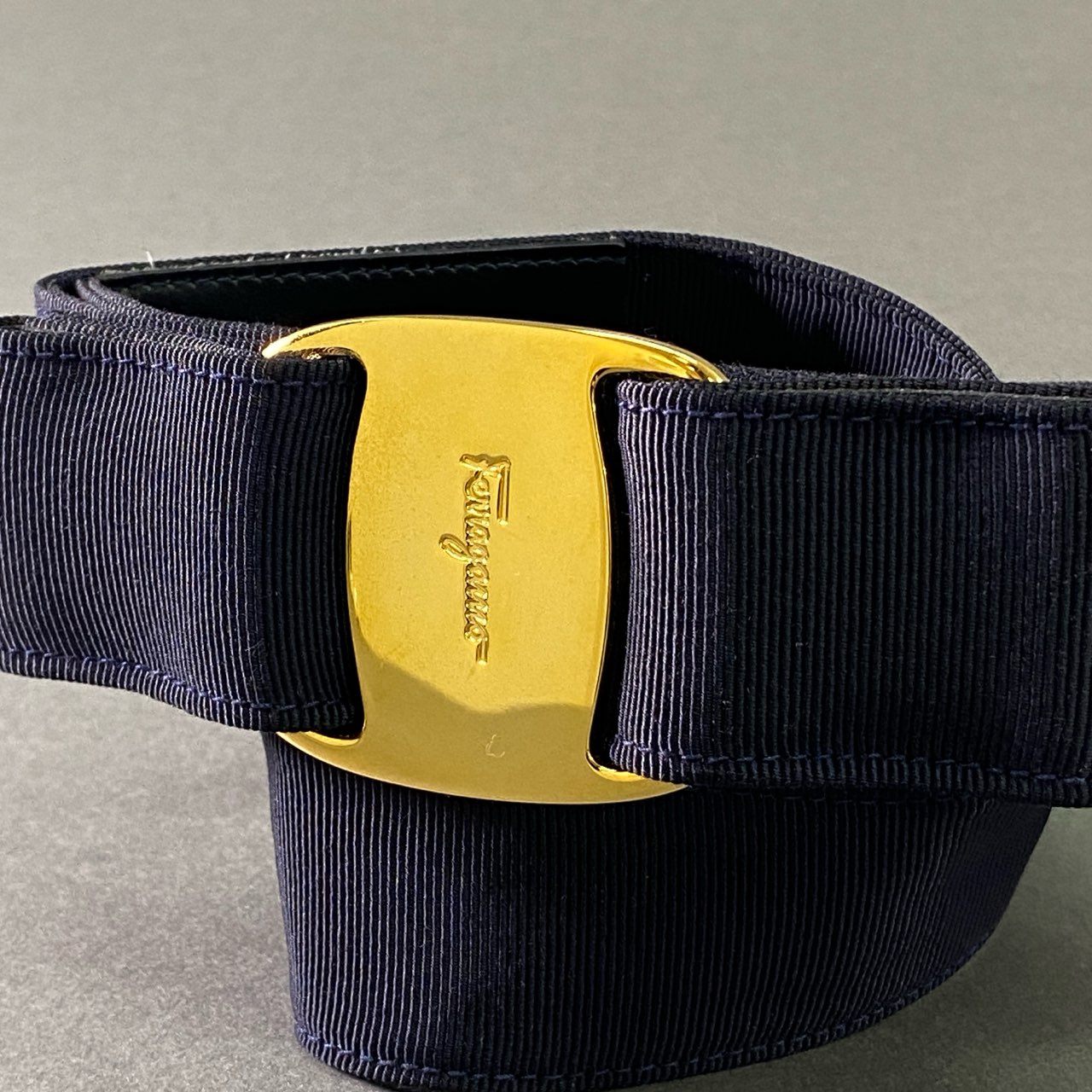a17② Salvatore Ferragamo サルヴァトーレ フェラガモ VARA ヴァラリボン サッシュベルト S ネイビー ゴールド金具 イタリア製