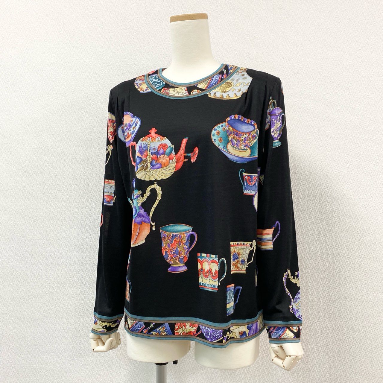 32i9 【美品】 LEONARD レオナール 長袖カットソー ティーカップ 総柄トップス シルク混紡 レディース 女性用 0389100 L ブラック マルチカラーu02t
