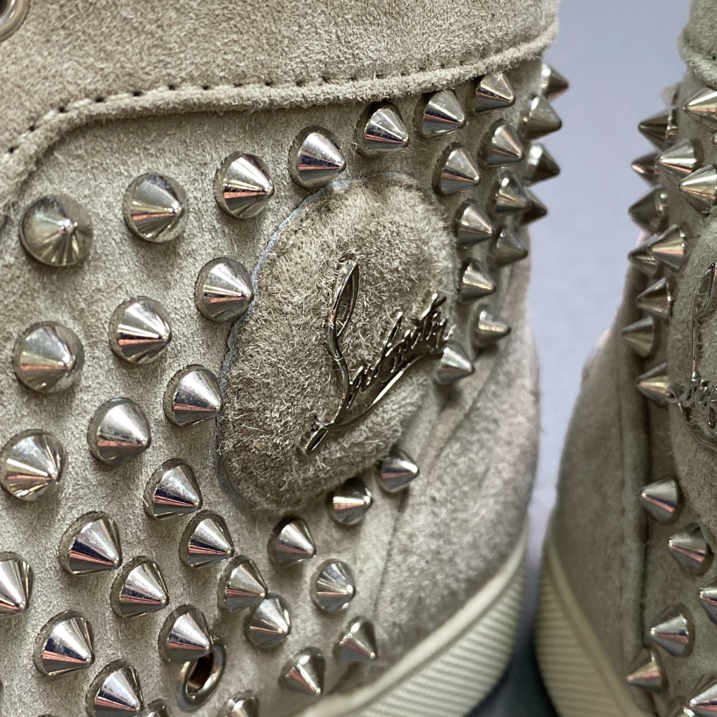 g29《極美品》 Christian Louboutin クリスチャンルブタン LOUIS WOMAN FLAT VEAU スタッズ スニーカー 36 ベージュ スエードレザー シューズ 箱有t18r