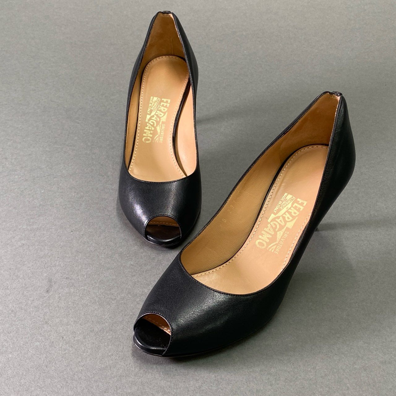 5f8 《美品》 Salvatore Ferragamo サルヴァトーレ フェラガモ バックプル レザー オープントゥ パンプス 5 1/2 ブラック leather サンダル シューズ イタリア製 保存袋付き