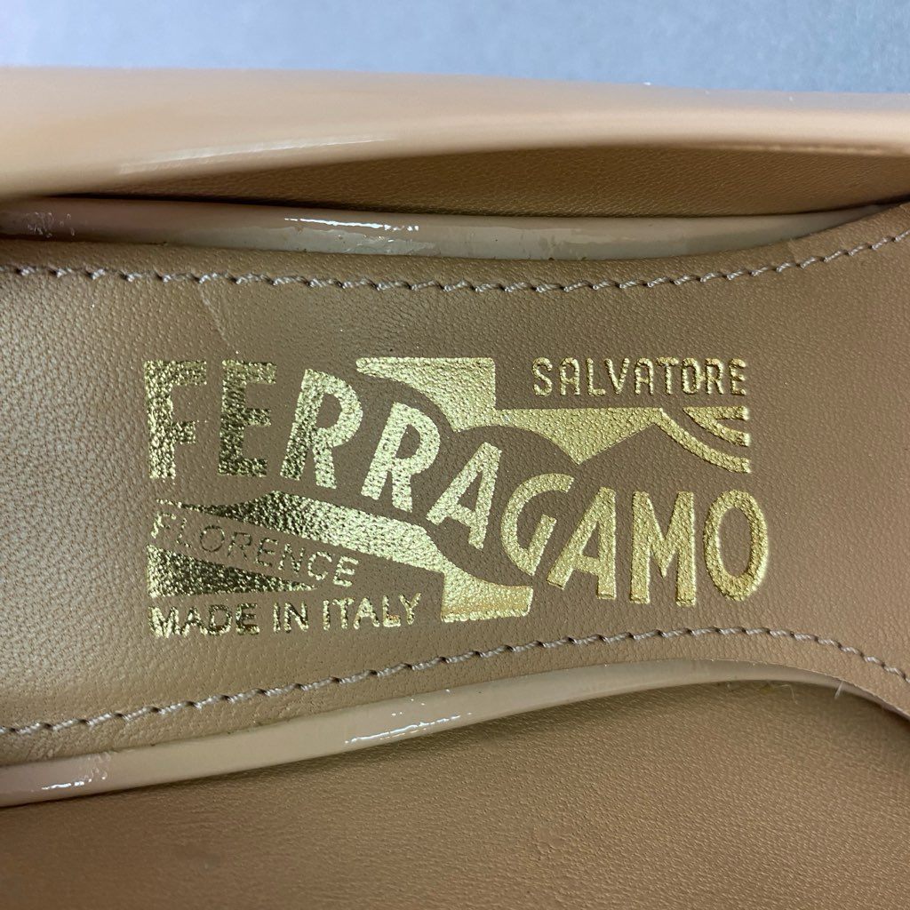 3d3 Salvatore Ferragamo サルヴァトーレ フェラガモ VARA ヴァラリボン エナメルヒールパンプス 7 1/2 ピンクベージュ パテントレザー シューズ イタリア製