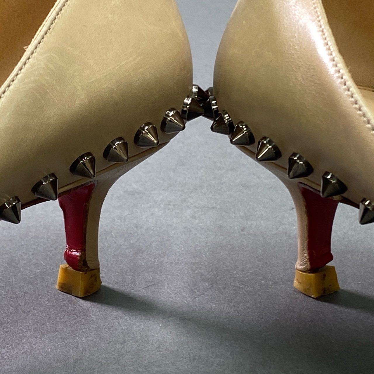 2k11 Christian Louboutin クリスチャン ルブタン ロックスタッズ リボンパンプス 35 1/2 ベージュ レザー シューズ イタリア製