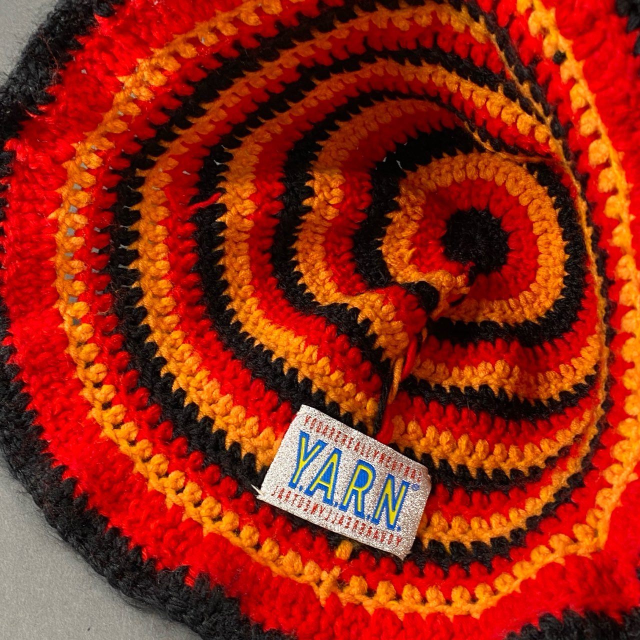 4e14 Y.A.R.N ヤーン ニット素材 バケットハット 3Dクロス刺繍 帽子 ヘッドウェア レッド オレンジ ブラック