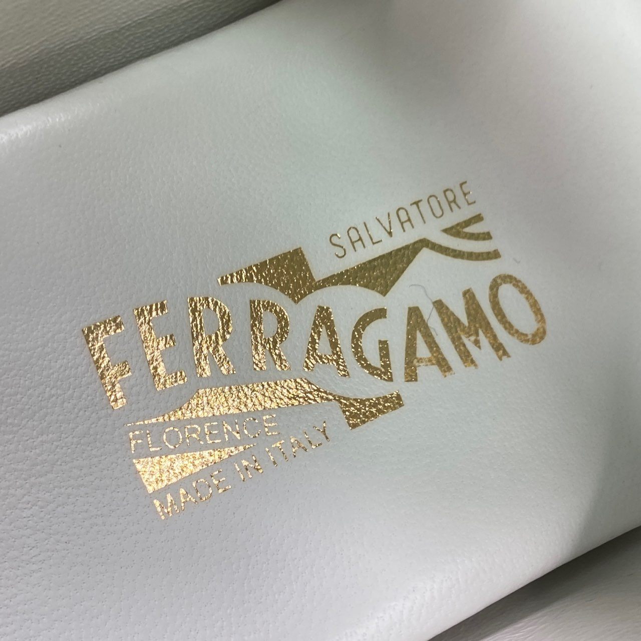 l22 《美品》 Salvatore Ferragamo サルヴァトーレ フェラガモ ガンチーニ パイソンプリント サンダル 6 1/2 グレー ホワイト ゴールド金具 イタリア製 シューズ 夏