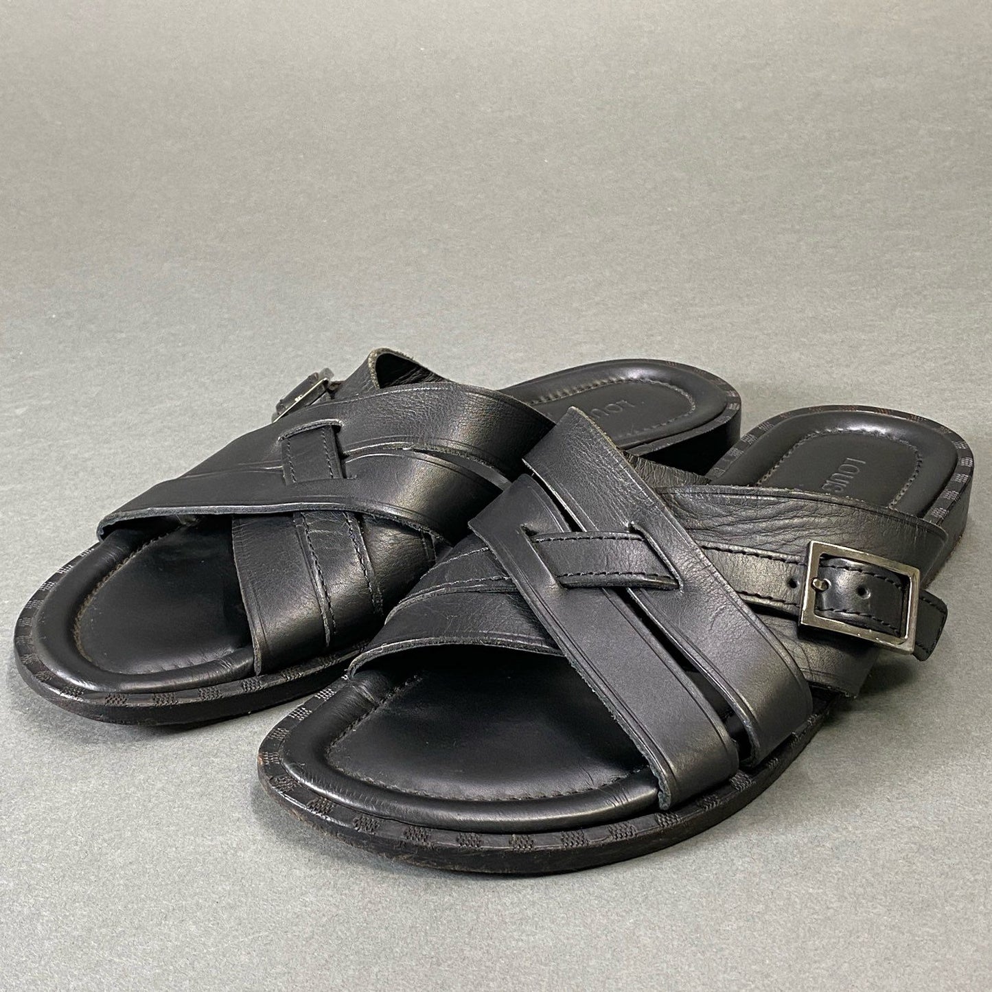 4g8《美品》 LOUIS VUITTON ルイヴィトン フラット クロスレザー サンダル 8 ブラック Leather シューズ イタリア製