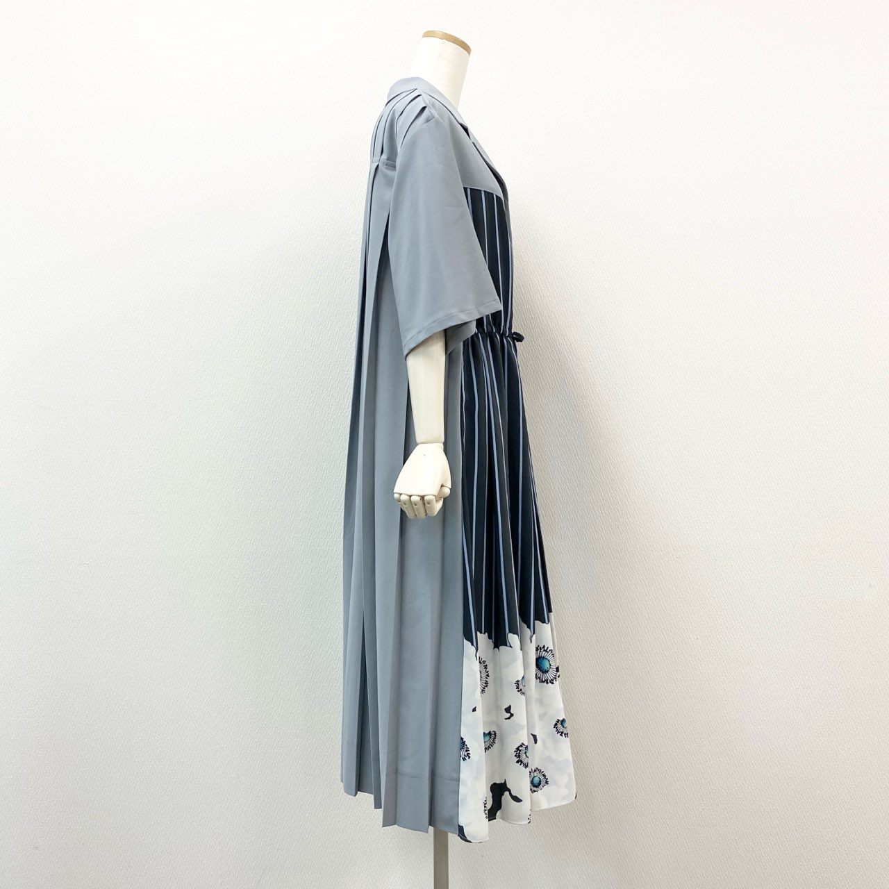 11f12-2 《未使用》定価¥33.000 ふりふ プリーツ加工 フラワープリント シャツワンピース F ブルー ドレス タグ付き