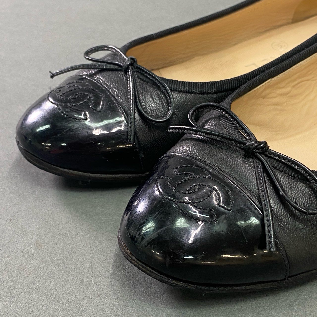 1b17 CHANEL シャネル ココマーク エナメルトゥ フラットシューズ 35 1/2 ブラック レザー イタリア製 パンプス スリッポン