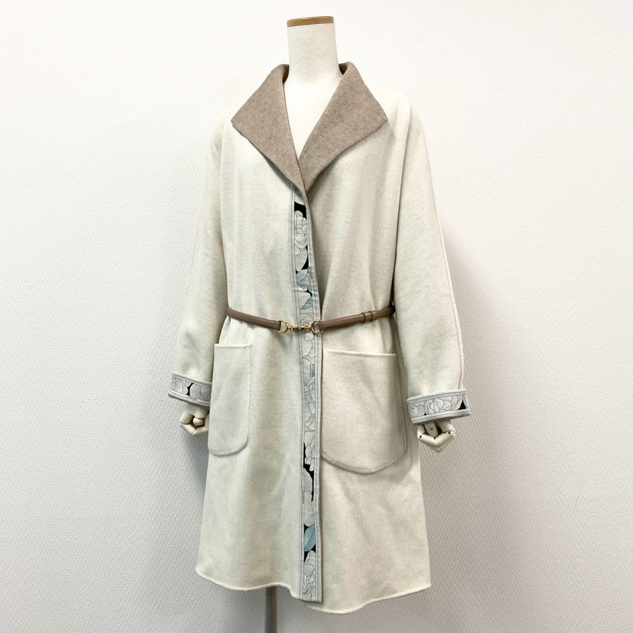 42h22《美品》 LEONARD レオナール ベルト付き リバーシブル ウールコート 0368551 38 オフホワイト ベージュ 近年モデル 美しい花柄プリント 日本製t18r
