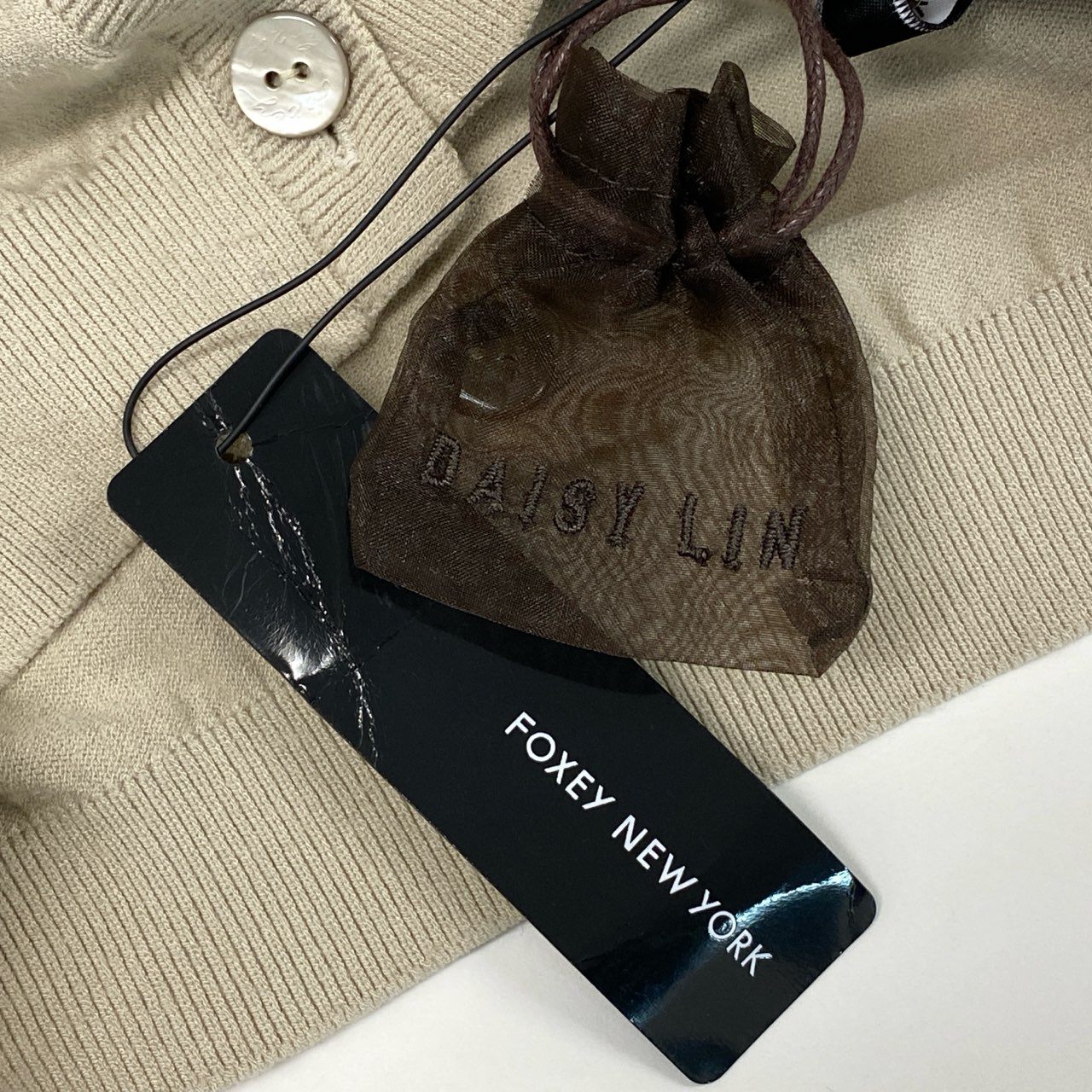 35d7 《新品タグ付き》 FOXEY NEW YORK フォクシー ニューヨーク ツインフェイス ニットカーディガン ボレロカーディガン トップス 33065 サイズ38 ベージュ レディース 日本製