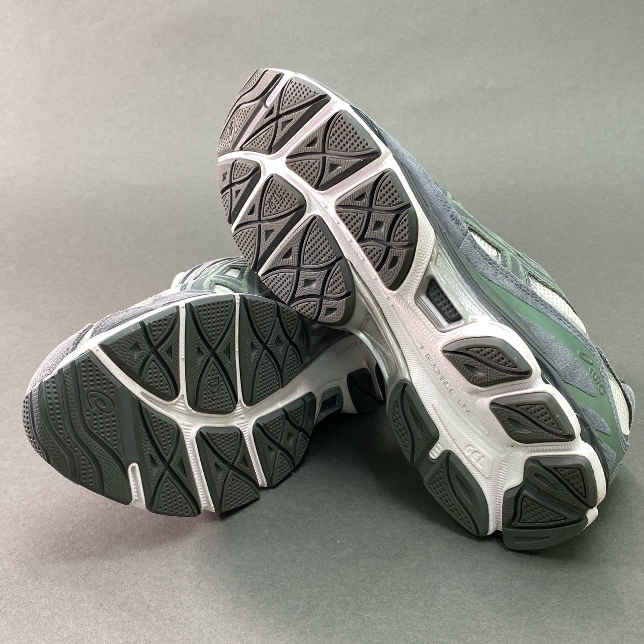 3g9 《美品》 asics アシックス GEL NYC スニーカー F921123 28cm グレー シューズ ゲルニューヨーク 紳士靴 ランニング
