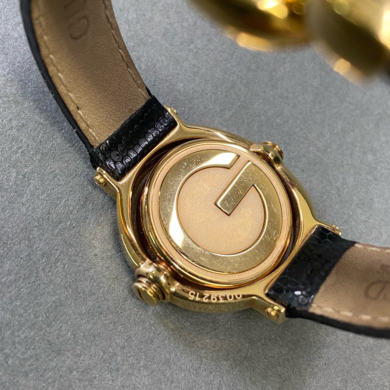 g29 GUCCI グッチ ターンフェイス バングルウォッチ クォーツ腕時計 回転式 リバーシブル アナログ ブラック ゴールド レザーベルト