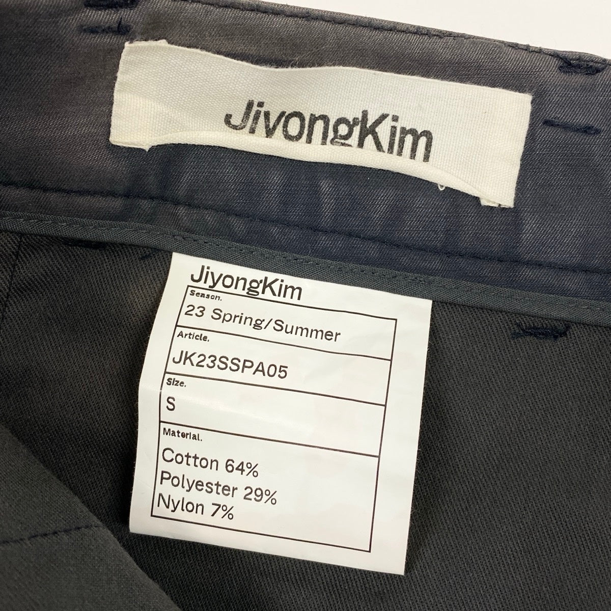 5g2 【未使用タグ付】 JiyongKim ジヨンキム 23SS SUN-BLANCHED TROUSERS ストレートパンツ ベルト付 日焼け加工 サイズS グレー系 メンズu02t