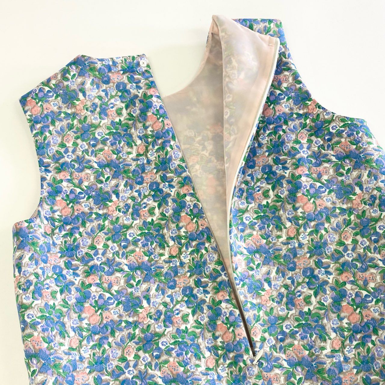 49k8 《タグ付》定価¥26,400 TSURU By MARIKO OIKAWA ツル バイ マリコオイカワ 23SS Matine リボン付 ペプラム F ブルー ノースリーブ チュニック 日本製