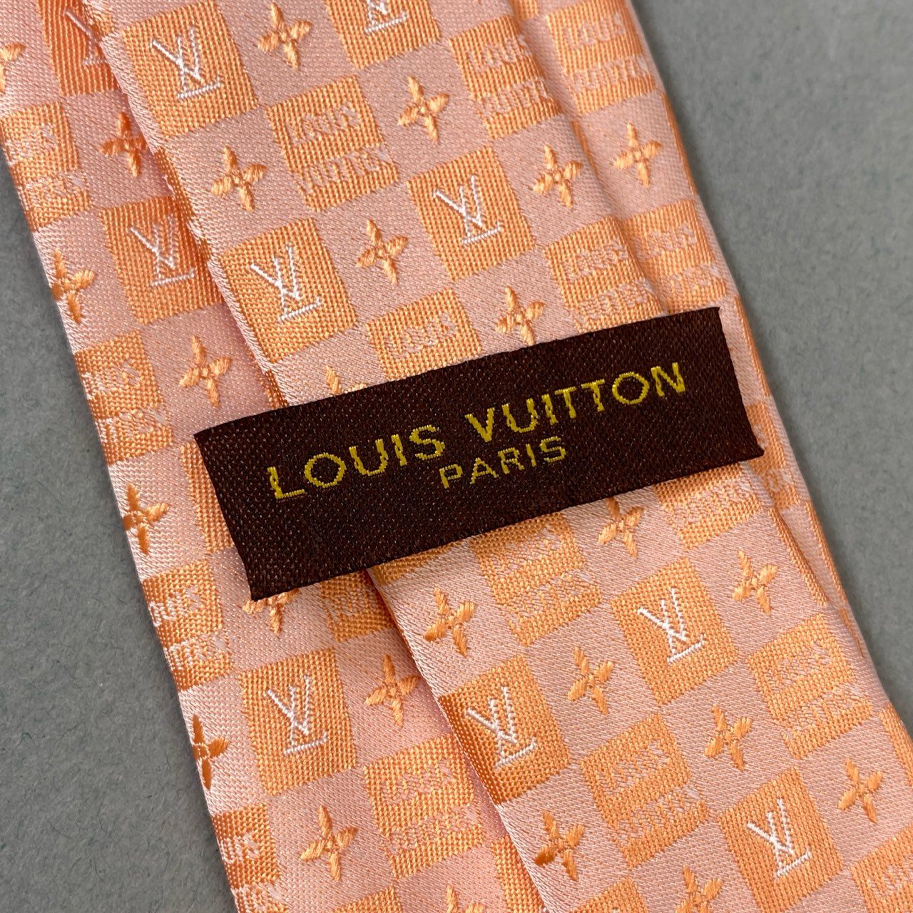 j16《極美品》LOUIS VUITTON ルイヴィトン ネクタイ シルク 絹100% フォーマル ダミエ LVロゴ ペールオレンジ メンズu02t