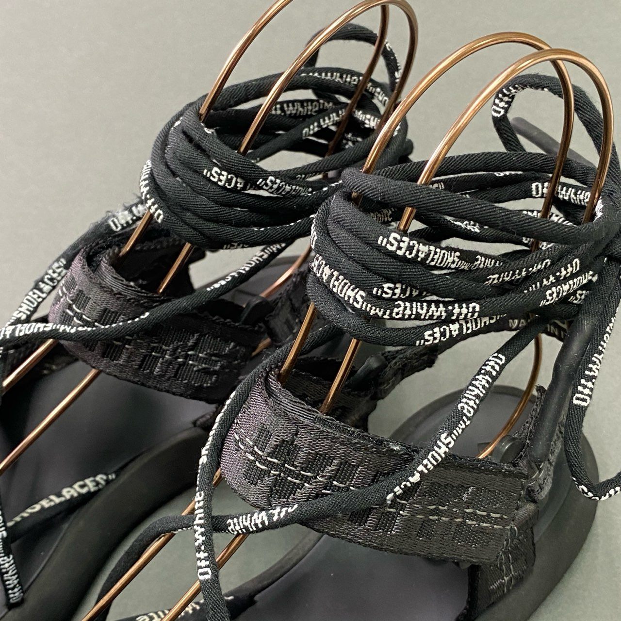 3c10 OFF-WHITE オフホワイト マルチストラップ トングサンダル 38 ブラック レースアップ シューズ 夏