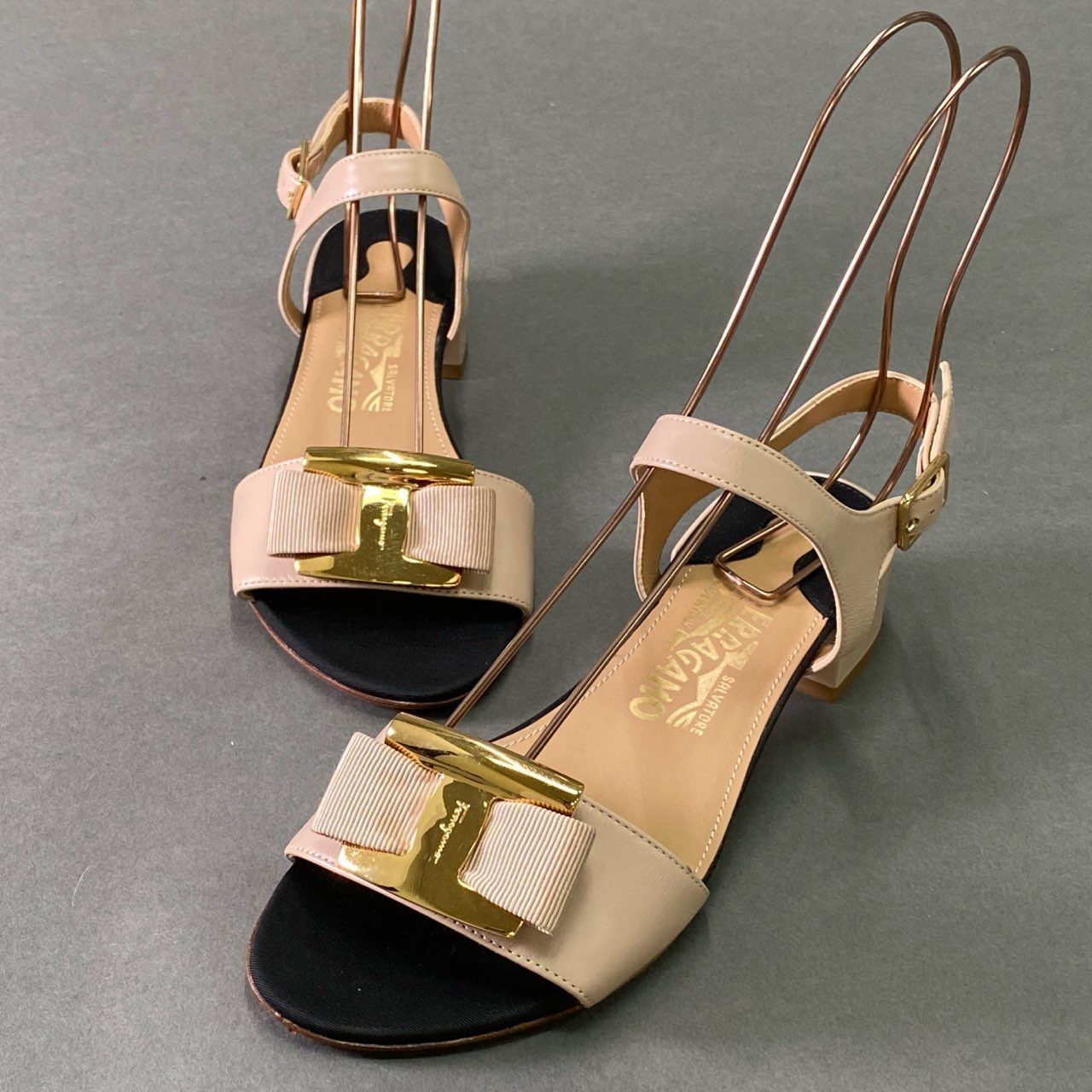 2f8 《美品》 Salvatore Ferragamo サルヴァトーレ フェラガモ VARA ヴァラリボン ストラップサンダル 6 1/2 ピンク ブラック シューズ イタリア製 夏