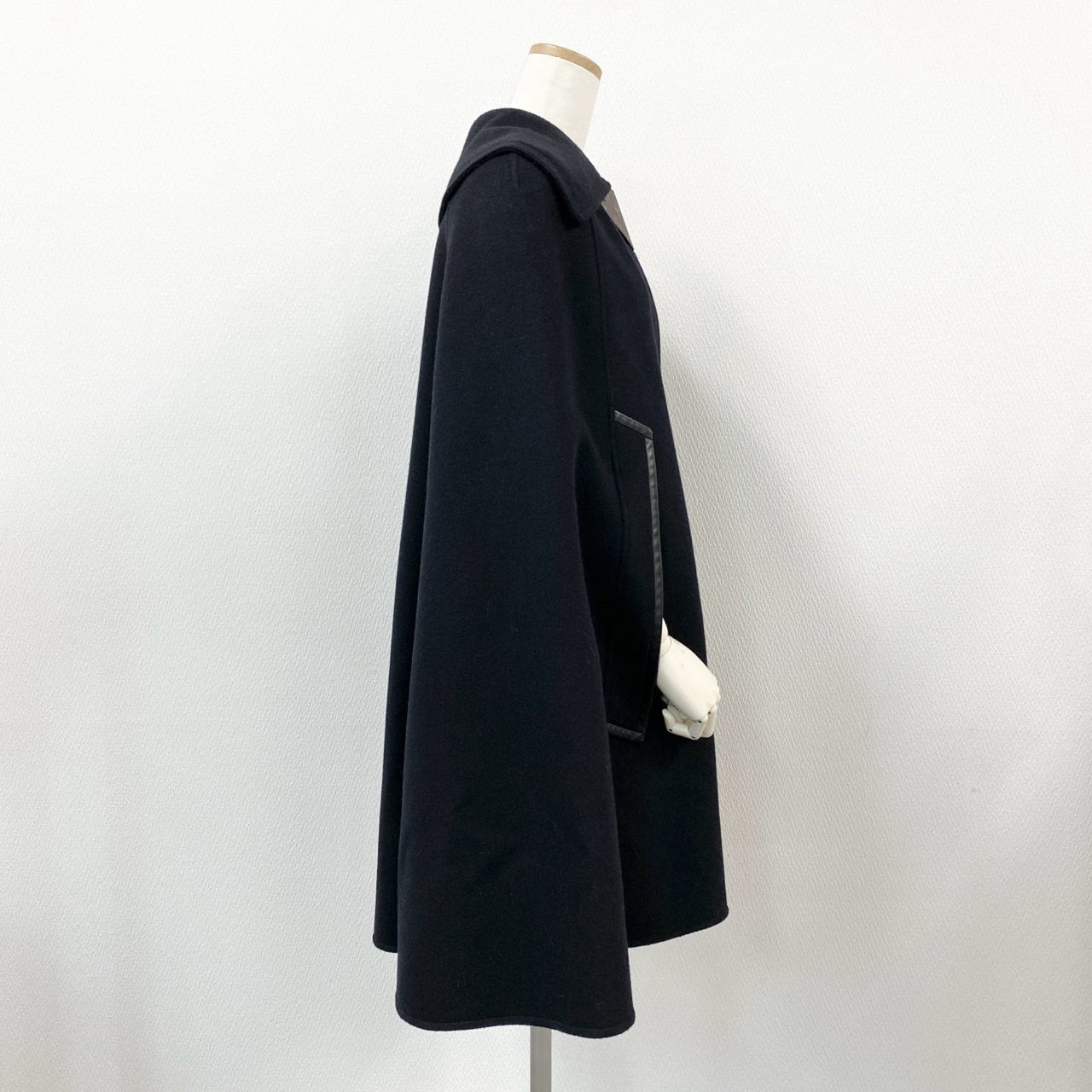32k28 《極美品》 LOUIS VITTON ルイヴィトン 21年製 ウールポンチョ マントコート ロング 裏地 ジャイアントモノグラム イタリア製 羊革 国内正規品 38 ブラック レディース