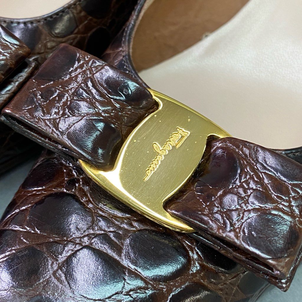2e10 《美品》 Salvatore Ferragamo サルヴァトーレ フェラガモ VARA ヴァラリボン クロコ パンプス 8 1/2 ブラウン レザー シューズ 革靴 箱付き