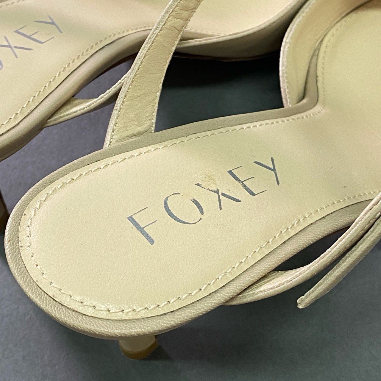 1a28 FOXEY フォクシー イタリア製 ミュール ヒールパンプス シューズ ストラップ 37 1/2 ベージュ レザー 本革