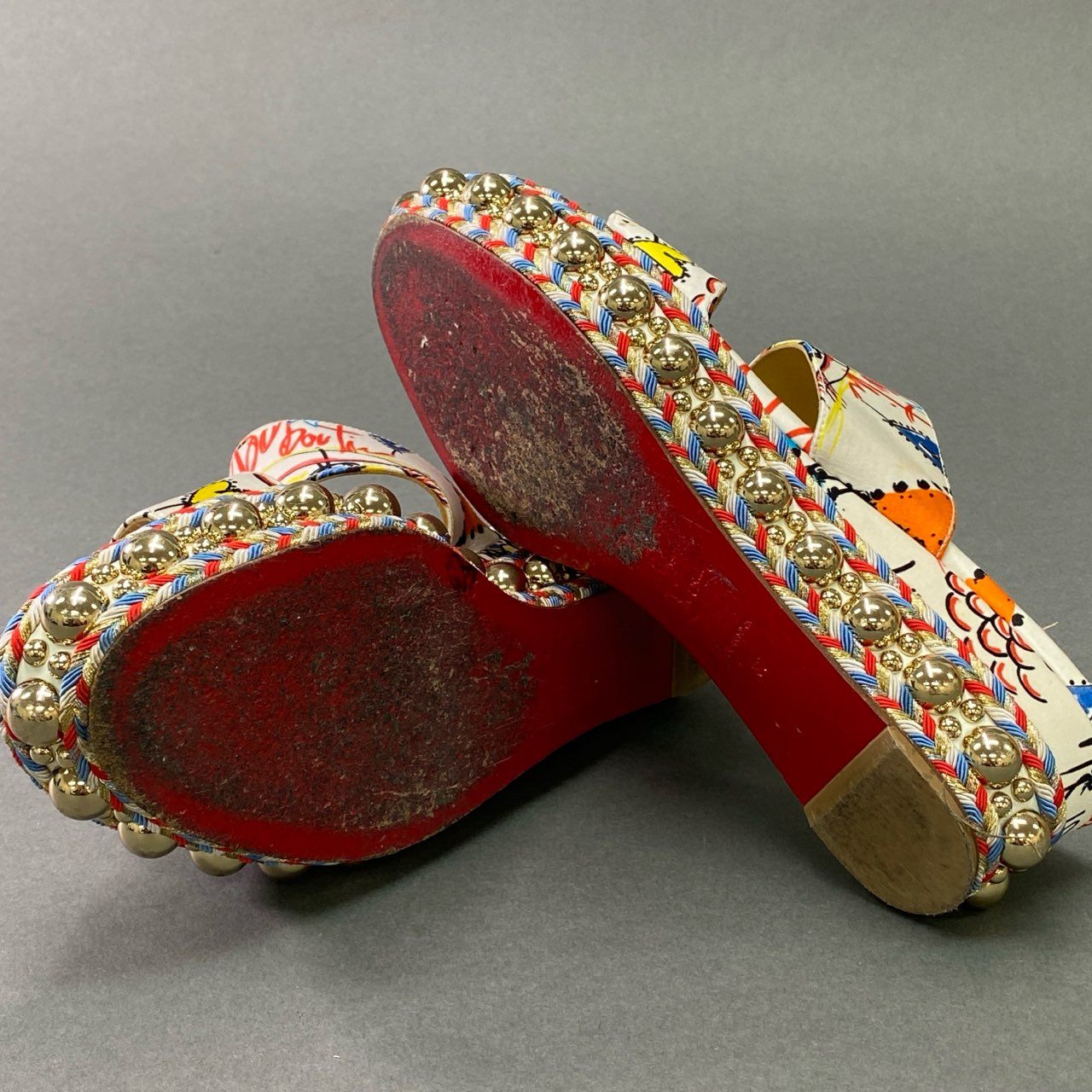 1b28 Christian Louboutin クリスチャンルブタン オープントゥ サンダル ウェッジソール スタッズ 総柄 イタリア製 レディース 38 マルチカラー