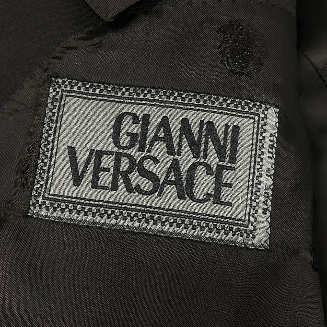 52l24 GIANNI VERSACE ジャンニ ヴェルサーチ タキシード セットアップ スーツ ジャケット パンツ 裏地総柄 50サイズ ブラック メンズo07t