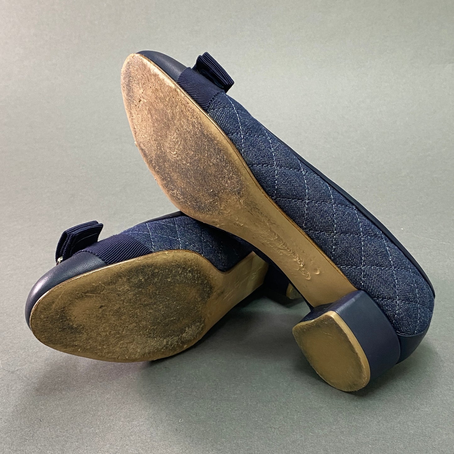 g29《美品》 Salvatore Ferragamo サルヴァトーレ フェラガモ VARA O DEN ヴァラリボン デニムパンプス 6 1/2 ネイビー ブルー シューズ 箱 保存袋有t18r