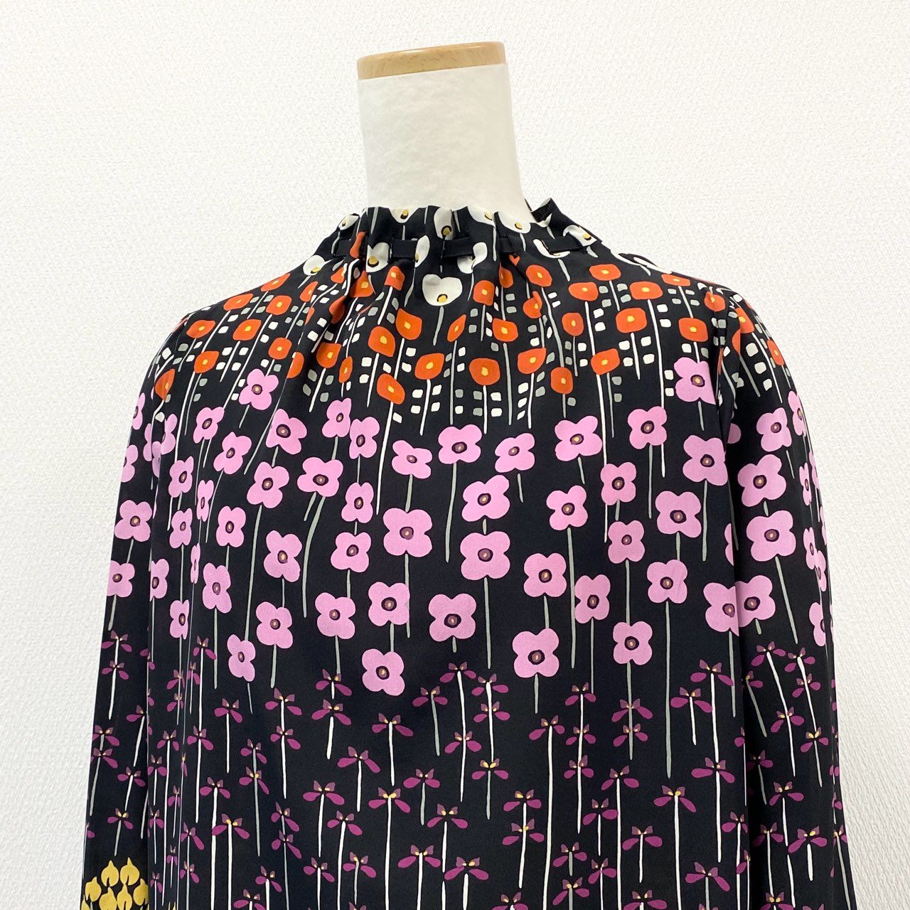 13f7 《美品》 VALENTINO ヴァレンティノ 長袖シャツ ブラウス トップス 花柄 テロテロ生地 サイズ40 マルチカラー シルク100% レディース