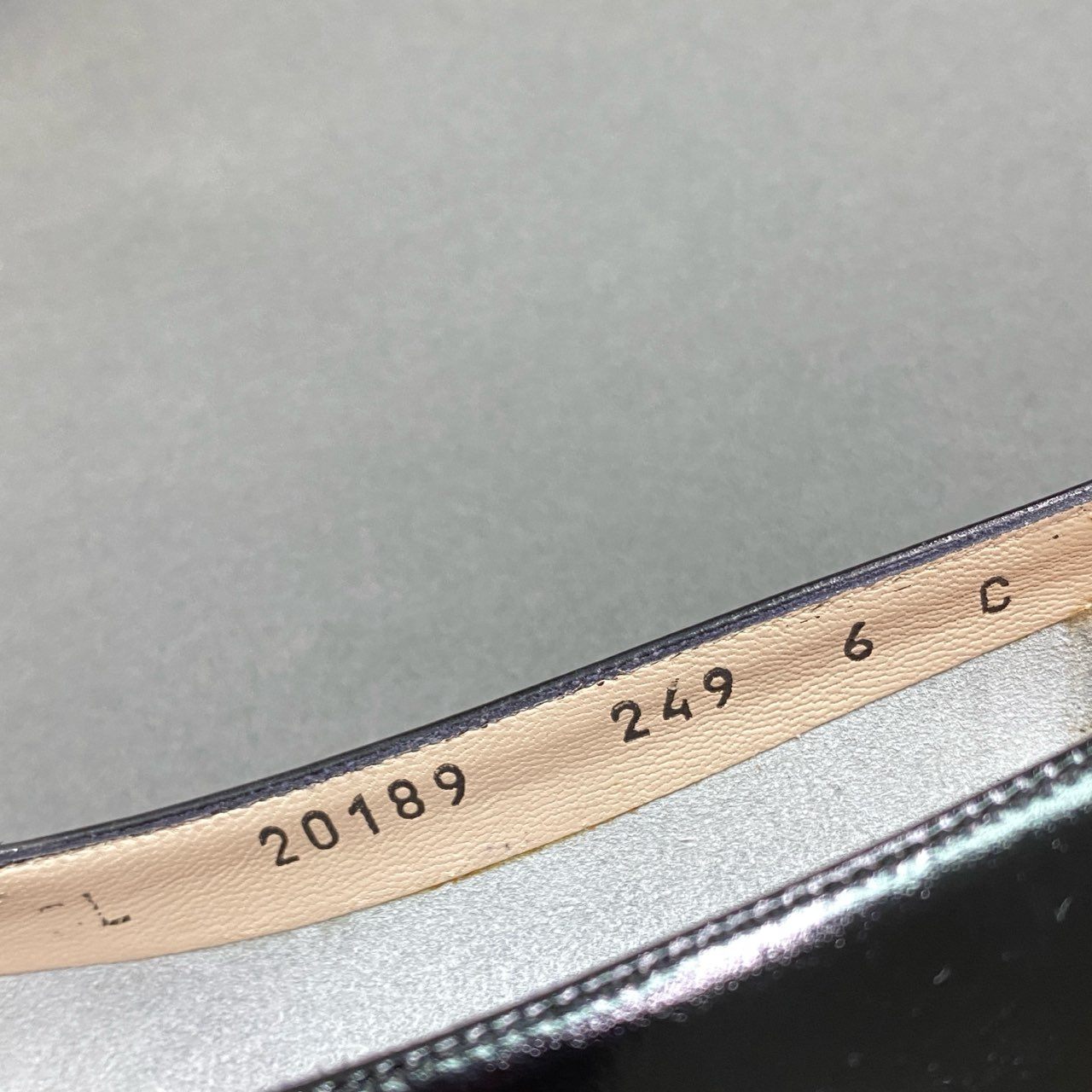 2f4 《未使用品》 Salvatore Ferragamo サルヴァトーレ フェラガモ LAVILLA ロゴプレート レザーパンプス 6 ブラック leather シューズ 箱付き