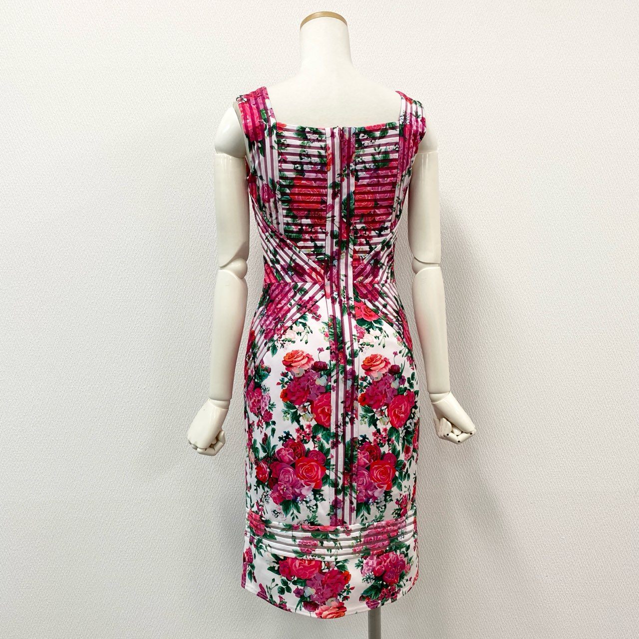 81h7 TADASHI SHOJI タダシショージ ノースリーブワンピース 膝丈ワンピース 花柄 バラ タイトスカート 0 ホワイト マルチカラー レディースk02i