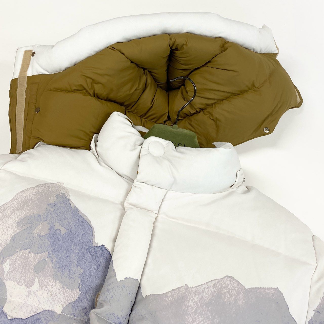 85j20 《美品》 GUCCI グッチ × THE NORTH FACE ノースフェイス トレイルプリント フーデッド ダウンジャケット 670603 XL ホワイト ガーメントカバー ハンガー付t18r