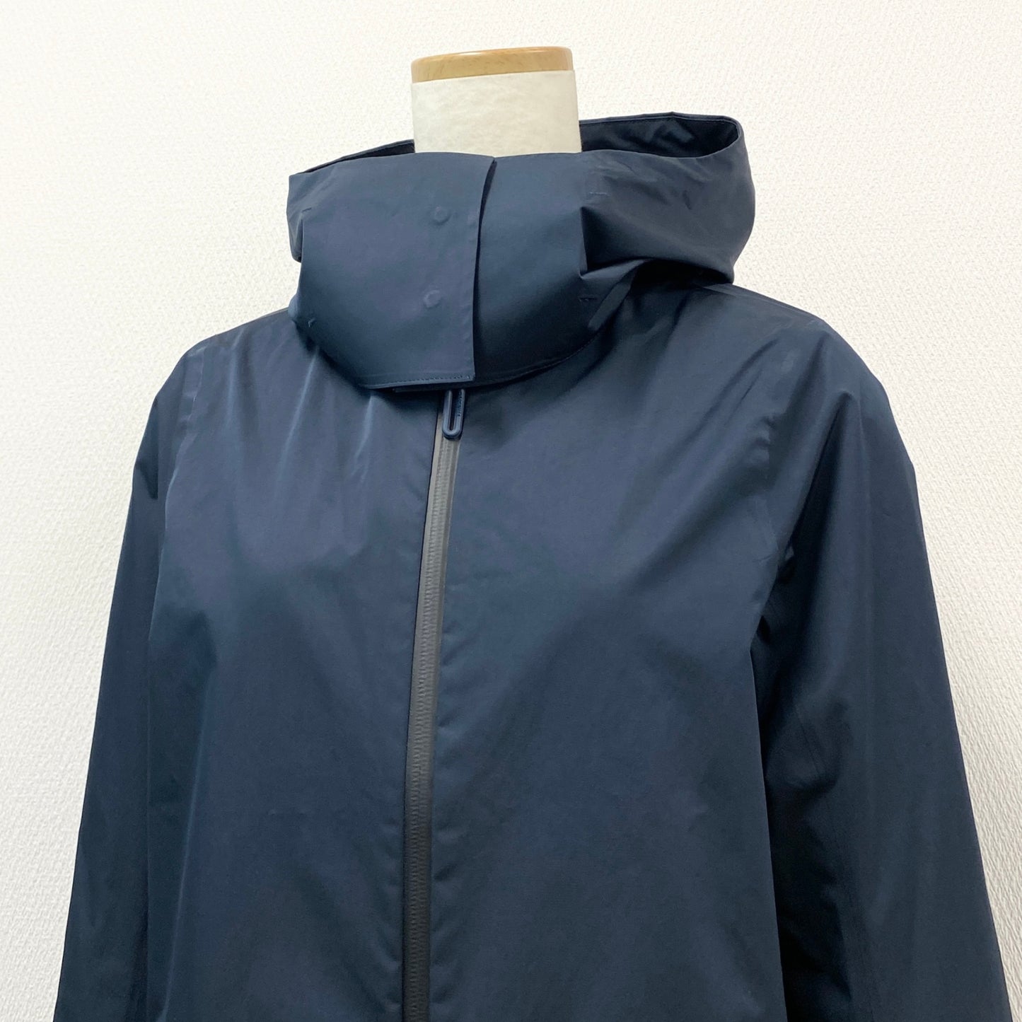 57g31 《美品》 DESCENTE デサント 撥水 ハードシェルコート DAWRGC42 M ネイビー アウトドア ジャケット ハイキング 登山 防水t18r