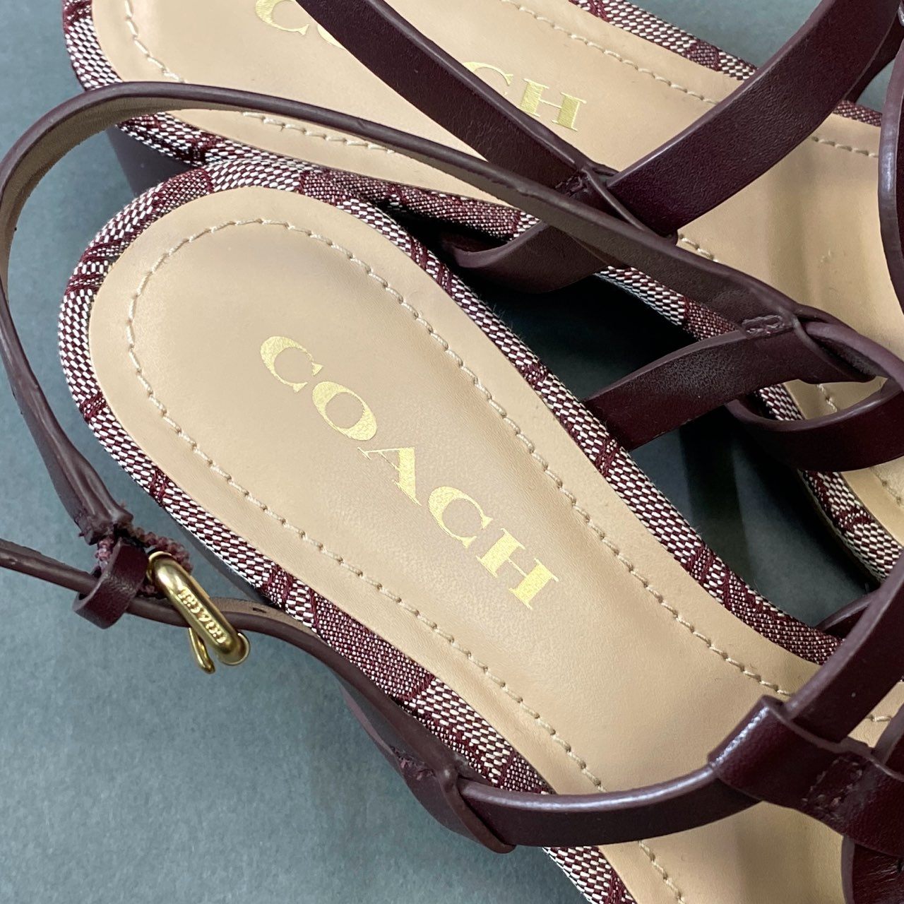 1h1 COACH コーチ シグネチャー ロゴ ヒールサンダル シューズ ストラップ ロゴ刻印 7 ボルドー レザー キャンバス レディースk02i