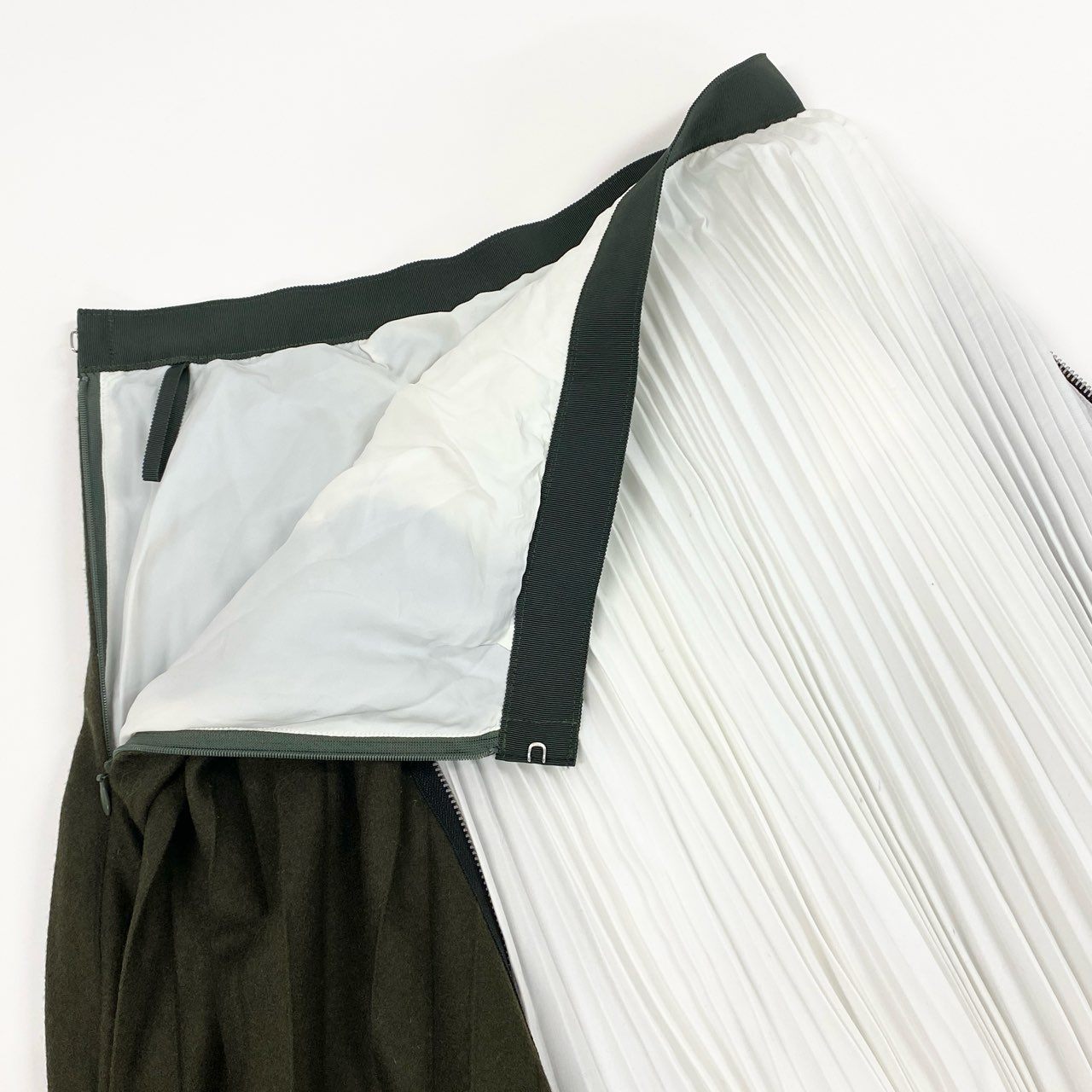 76a14 Sacai サカイ Zip Detail Pleated Skirt ジップデザイン プリーツスカート 19-04540 2 カーキ 日本製