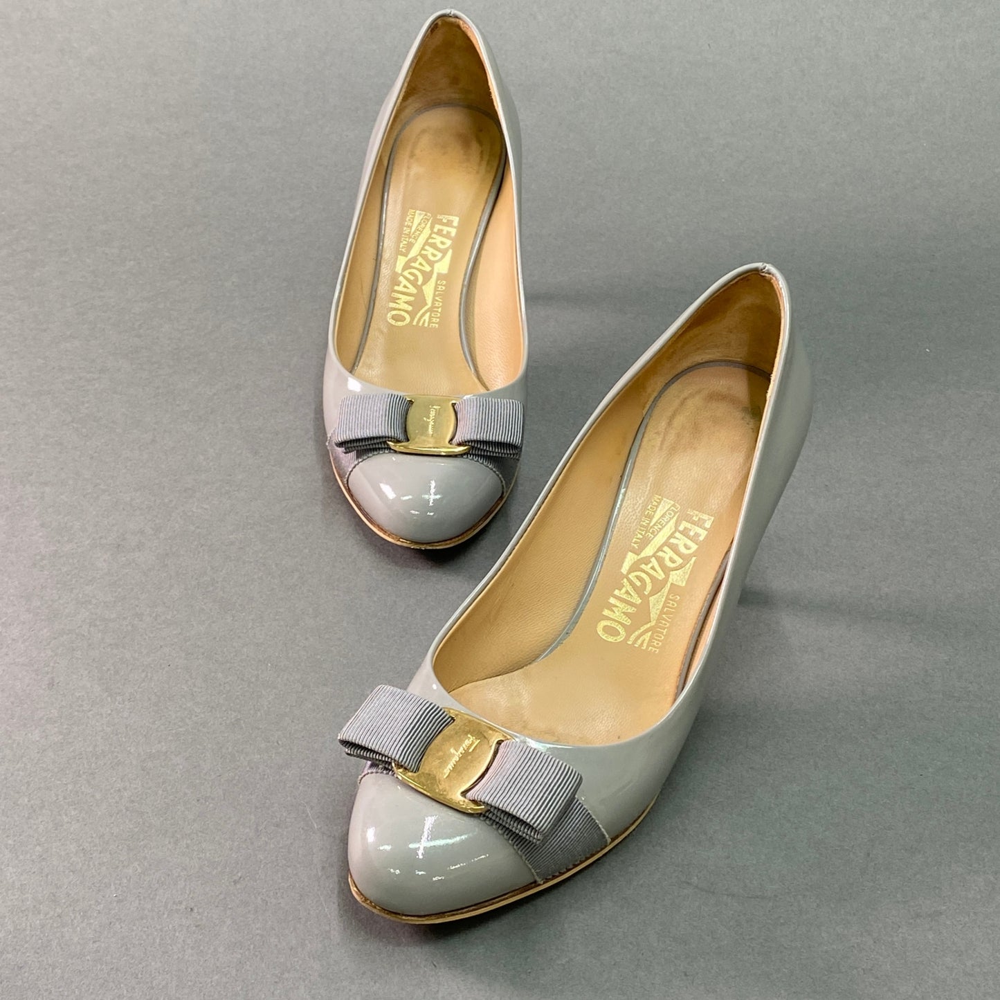 g29《美品》 Salvatore Ferragamo サルヴァトーレ フェラガモ VARA JELLY ヴァラリボンパンプス 6D ライトグレー エナメル シューズ 箱 保存袋有t18r