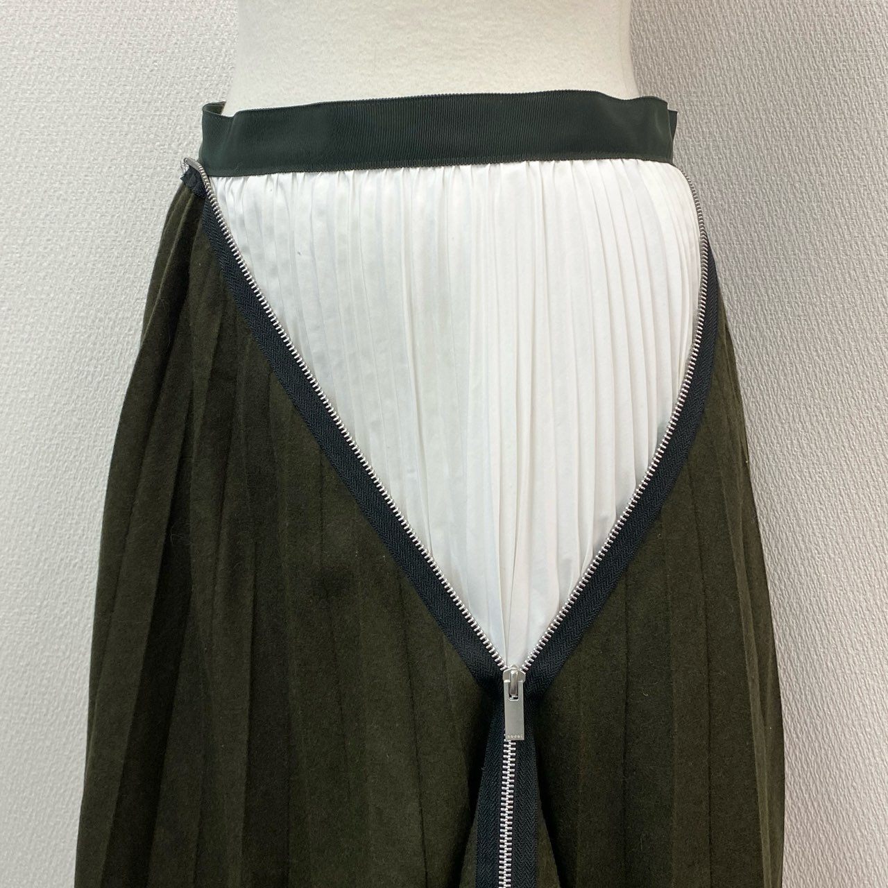 76a14 Sacai サカイ Zip Detail Pleated Skirt ジップデザイン プリーツスカート 19-04540 2 カーキ 日本製