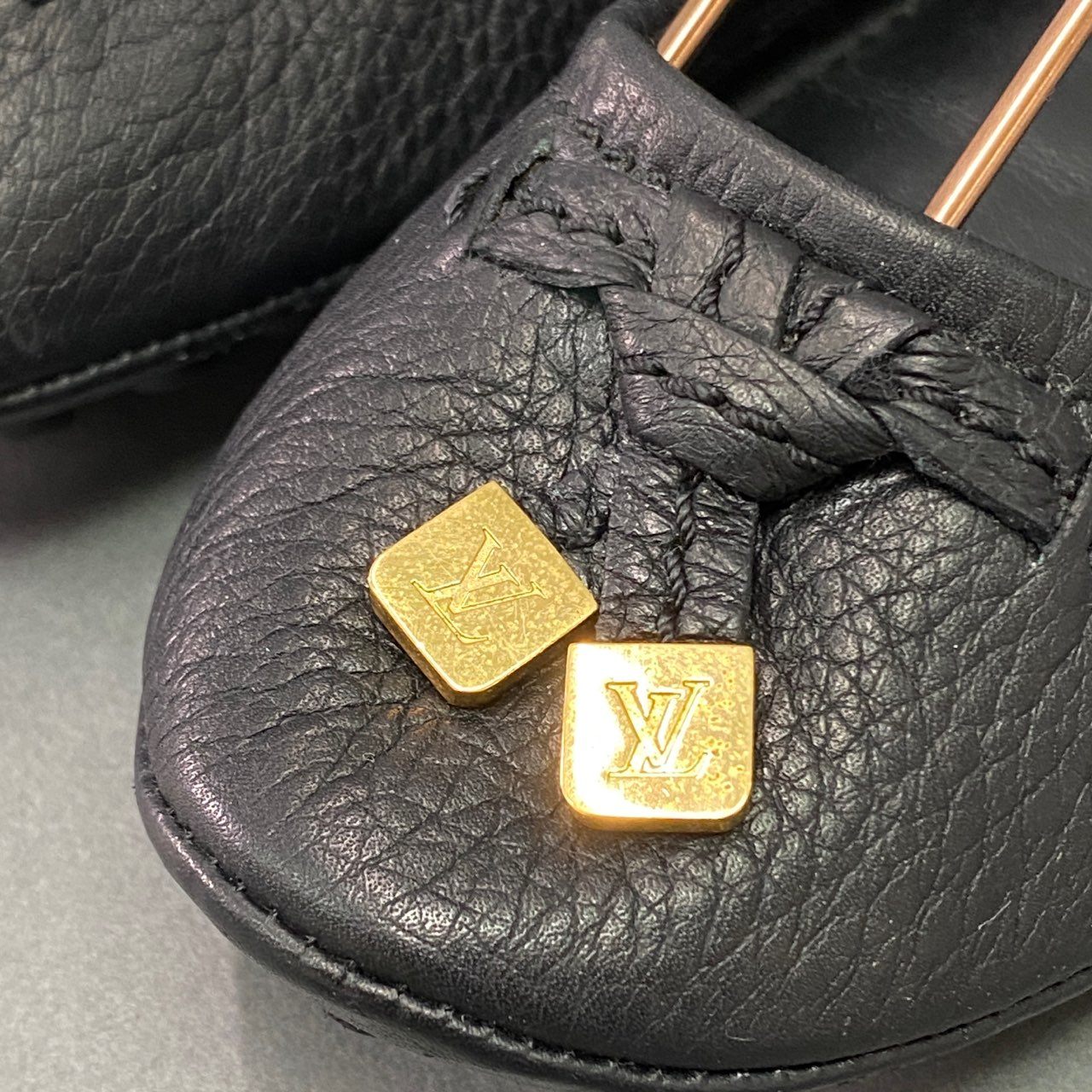 3l22 LOUIS VUITTON ルイヴィトン ゴールドLV タッセル ドライビング バレエシューズ 36 1/2 ブラック レザー イタリア製 フラット パンプス