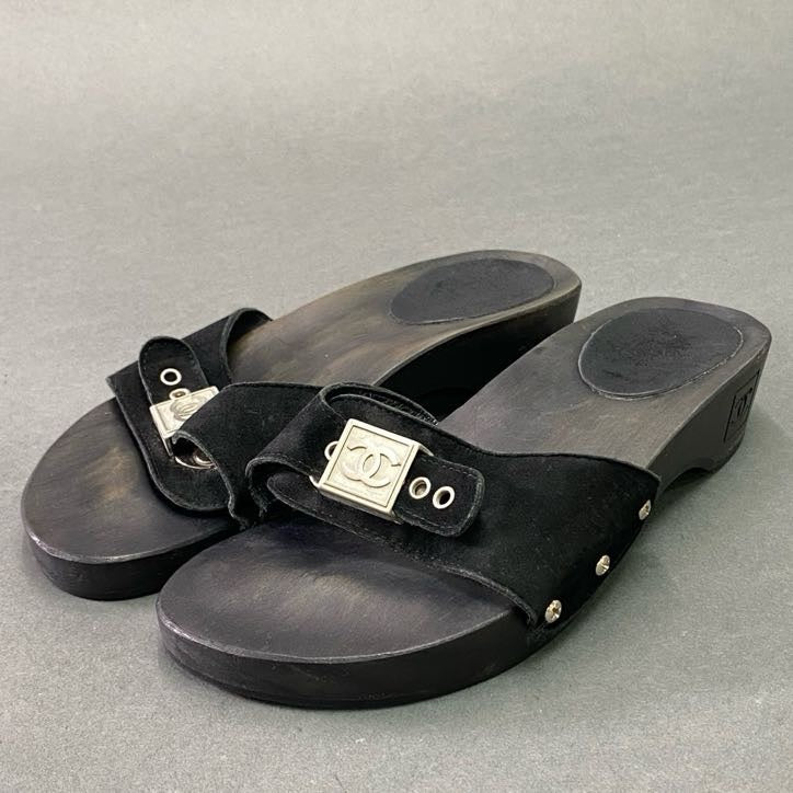 4f4 《美品》 CHANEL シャネル ココマーク メタルバックル ウッドサンダル 37 ブラック レザー シューズ 夏