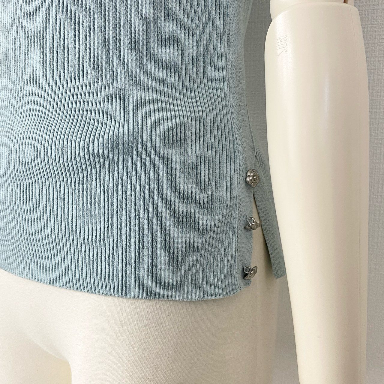 52d14 《タグ付き》 Rene ルネ ノースリーブ タートルネック リブニット セーター トップス カメリアボタン 5932040 サイズ38 ライトブルー レディース 日本製